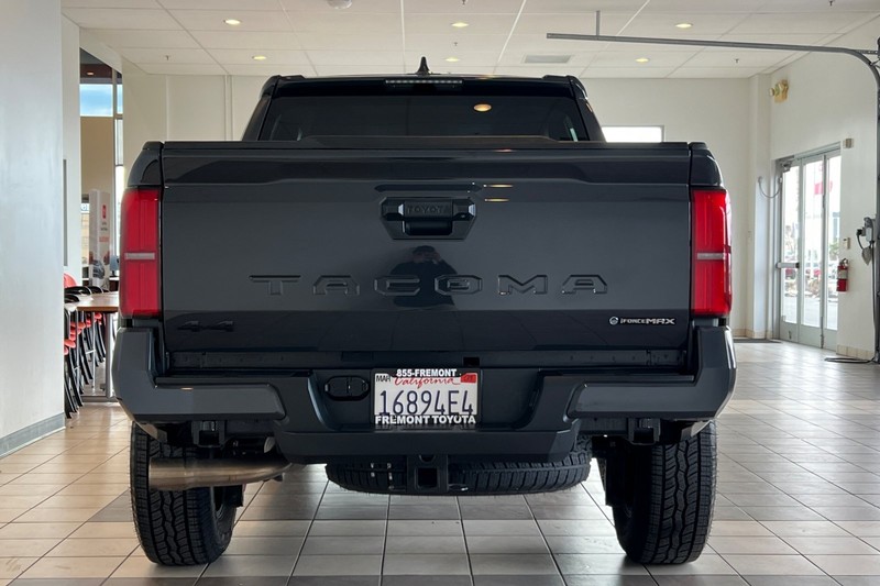 Toyota Tacoma 4WD Vehicle Full-screen Gallery Image 05