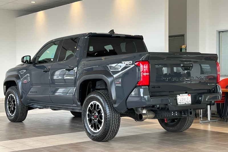 Toyota Tacoma 4WD Vehicle Full-screen Gallery Image 06