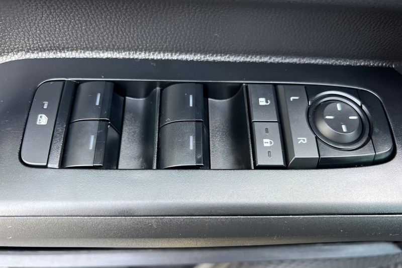 Toyota Tacoma 4WD Vehicle Full-screen Gallery Image 11