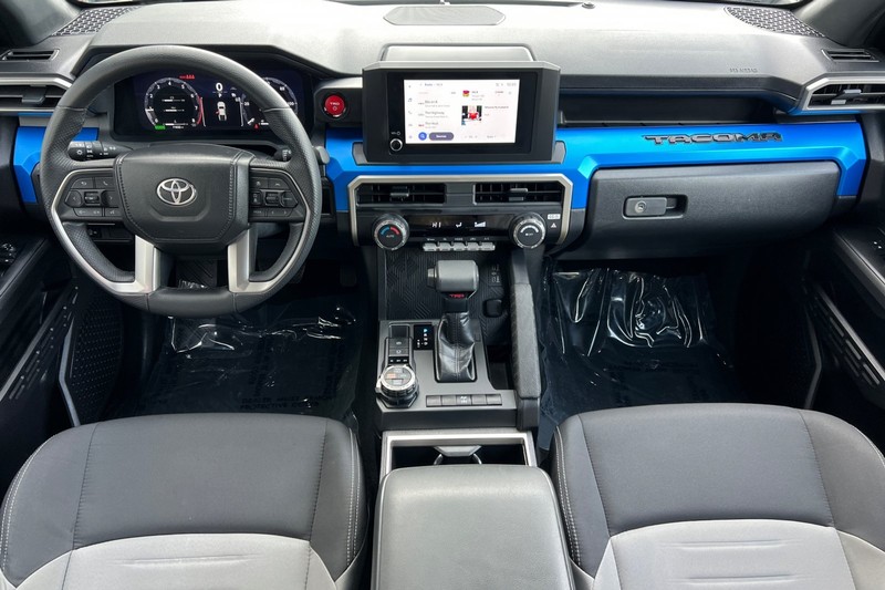 Toyota Tacoma 4WD Vehicle Full-screen Gallery Image 13