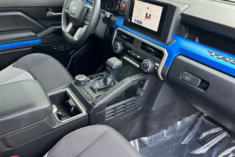 Toyota Tacoma 4WD Vehicle Full-screen Gallery Image 15