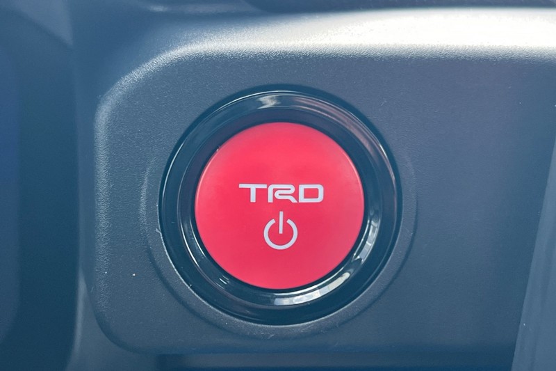 Toyota Tacoma 4WD Vehicle Full-screen Gallery Image 21