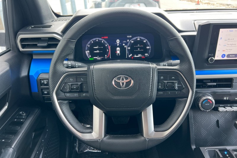 Toyota Tacoma 4WD Vehicle Full-screen Gallery Image 22