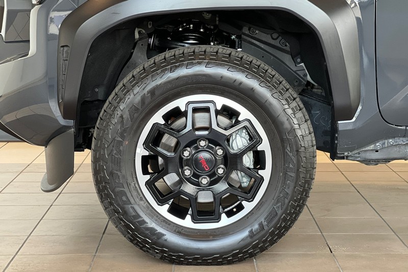 Toyota Tacoma 4WD Vehicle Full-screen Gallery Image 25