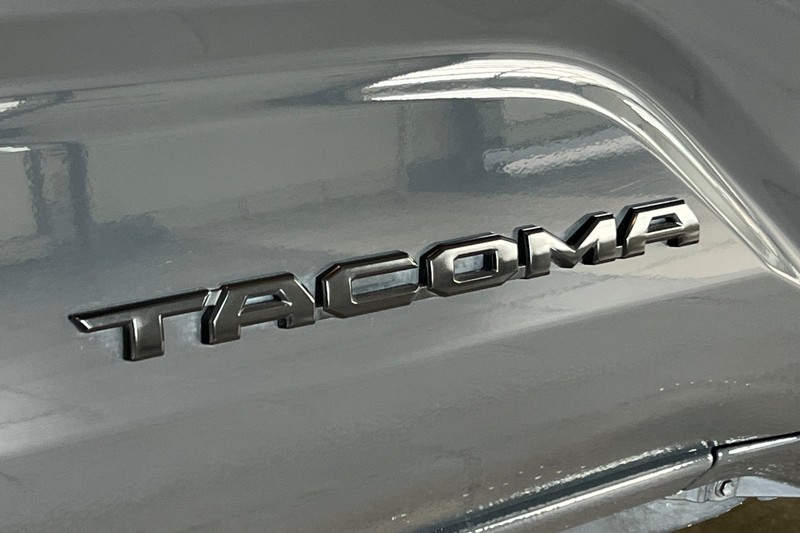 Toyota Tacoma 4WD Vehicle Full-screen Gallery Image 26