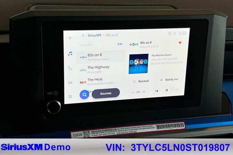 Toyota Tacoma 4WD Vehicle Full-screen Gallery Image 27