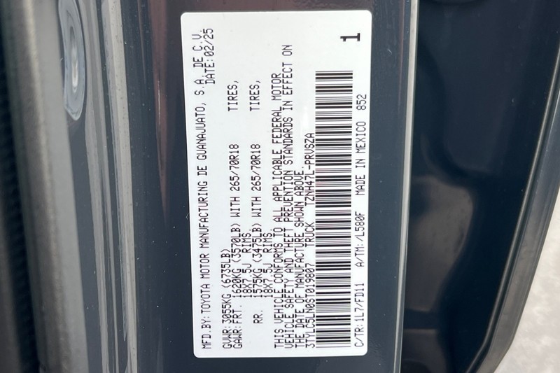 Toyota Tacoma 4WD Vehicle Full-screen Gallery Image 28