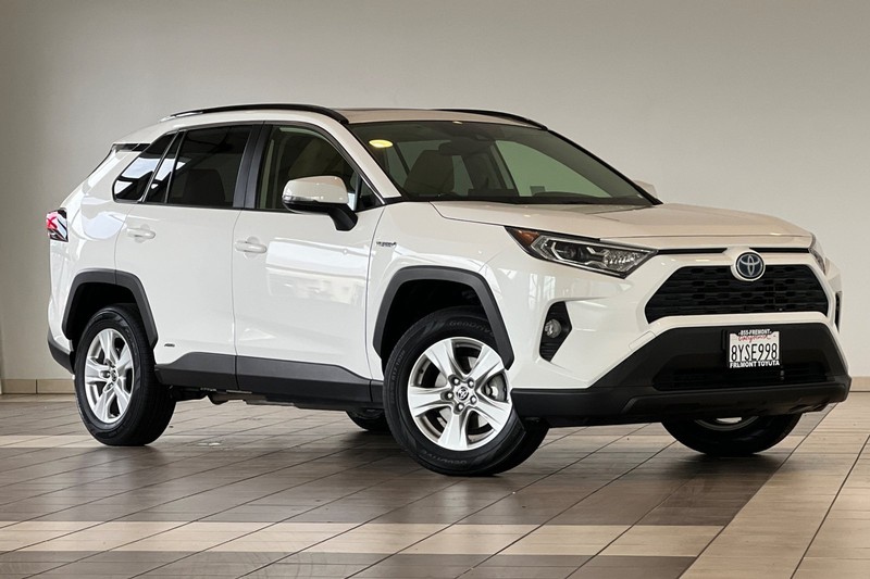 Toyota RAV4 Hybrid Vehicle Full-screen Gallery Image 02