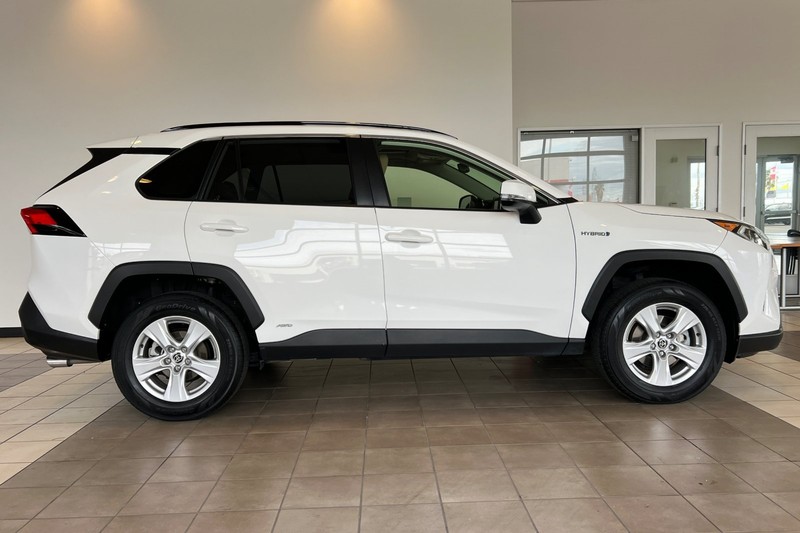 Toyota RAV4 Hybrid Vehicle Full-screen Gallery Image 03