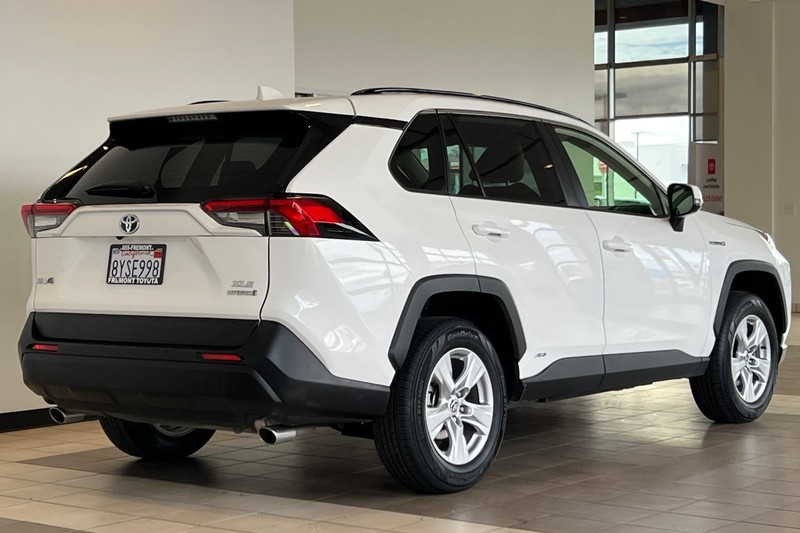 Toyota RAV4 Hybrid Vehicle Full-screen Gallery Image 04