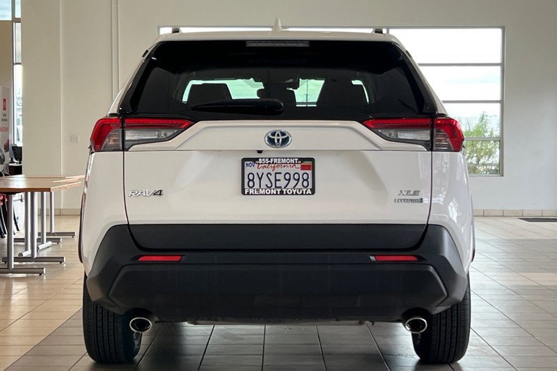 Toyota RAV4 Hybrid Vehicle Full-screen Gallery Image 05