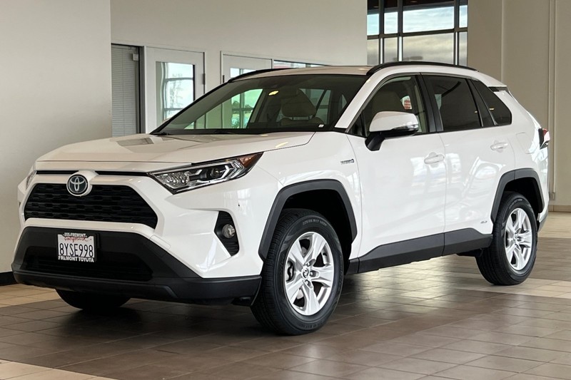 Toyota RAV4 Hybrid Vehicle Full-screen Gallery Image 08