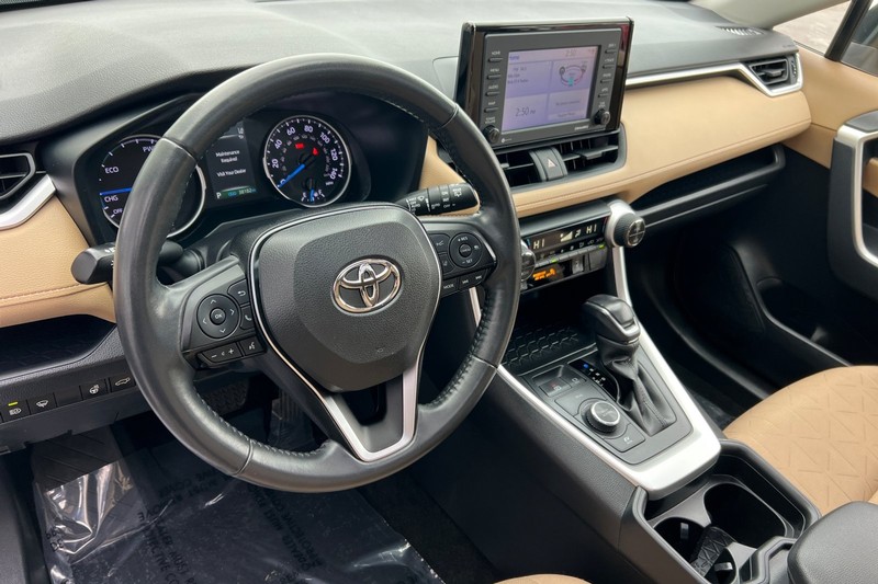 Toyota RAV4 Hybrid Vehicle Full-screen Gallery Image 10