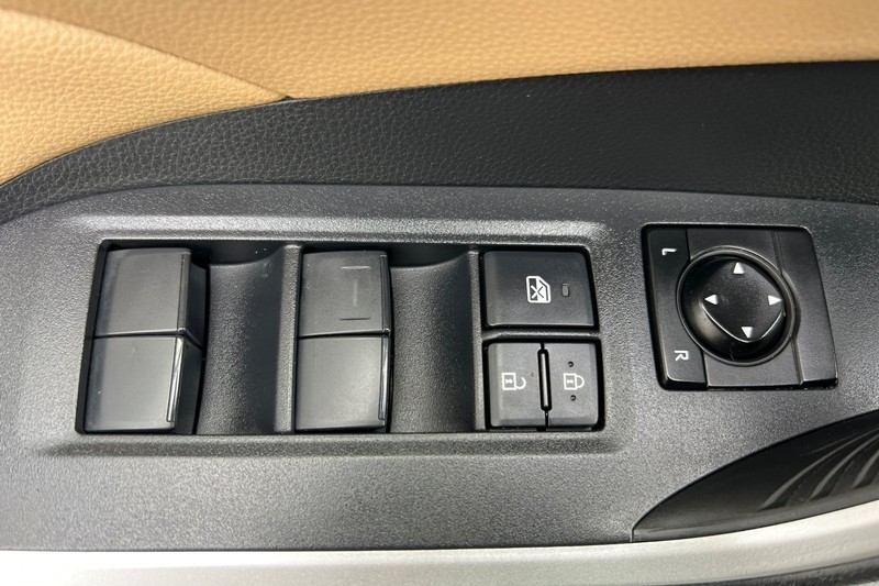 Toyota RAV4 Hybrid Vehicle Full-screen Gallery Image 11