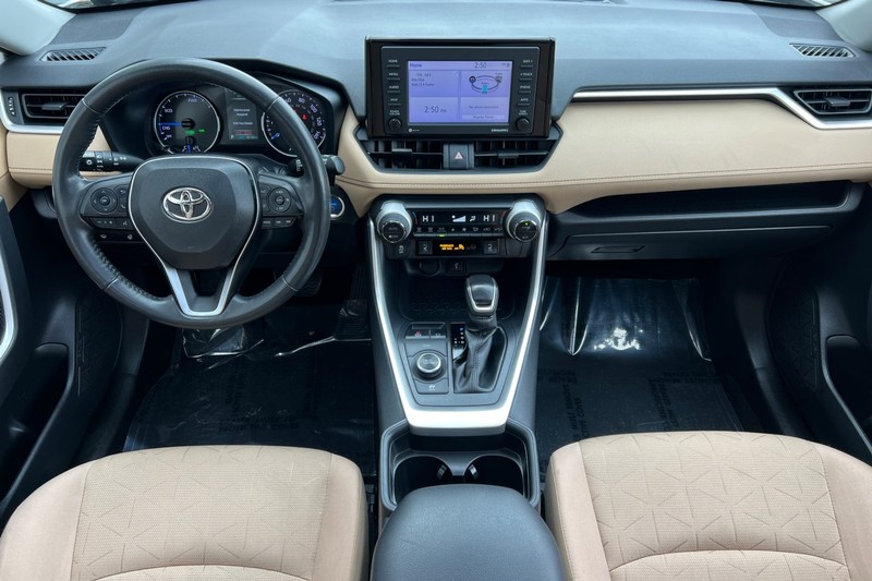 Toyota RAV4 Hybrid Vehicle Full-screen Gallery Image 13