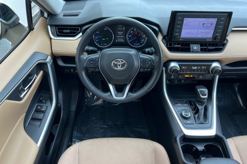 Toyota RAV4 Hybrid Vehicle Full-screen Gallery Image 14