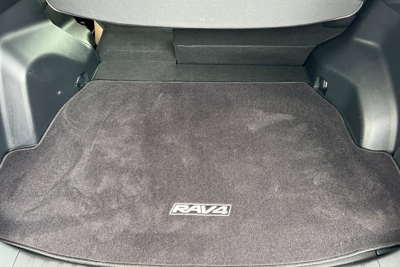 Toyota RAV4 Hybrid Vehicle Full-screen Gallery Image 15