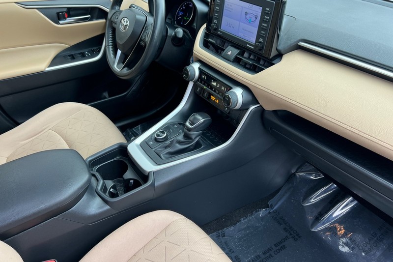 Toyota RAV4 Hybrid Vehicle Full-screen Gallery Image 16