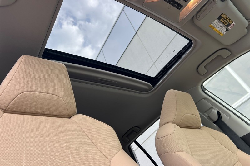 Toyota RAV4 Hybrid Vehicle Full-screen Gallery Image 17