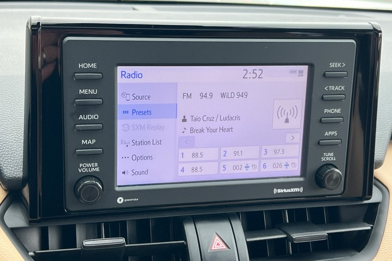 Toyota RAV4 Hybrid Vehicle Full-screen Gallery Image 18