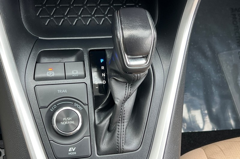 Toyota RAV4 Hybrid Vehicle Full-screen Gallery Image 21