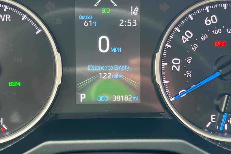 Toyota RAV4 Hybrid Vehicle Full-screen Gallery Image 25