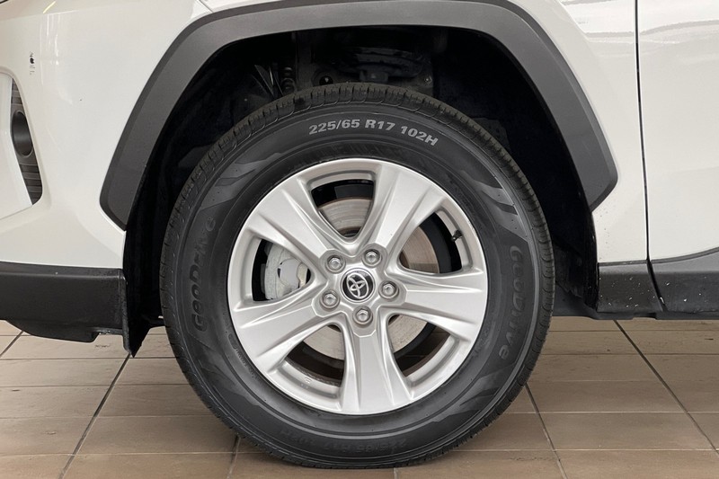 Toyota RAV4 Hybrid Vehicle Full-screen Gallery Image 26