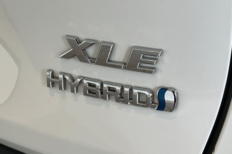 Toyota RAV4 Hybrid Vehicle Full-screen Gallery Image 27