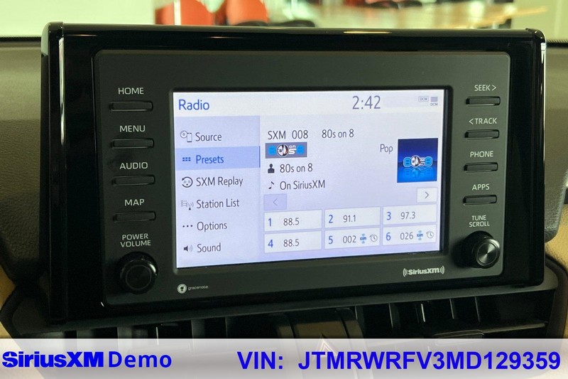 Toyota RAV4 Hybrid Vehicle Full-screen Gallery Image 28