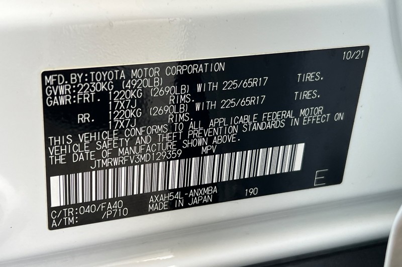 Toyota RAV4 Hybrid Vehicle Full-screen Gallery Image 29