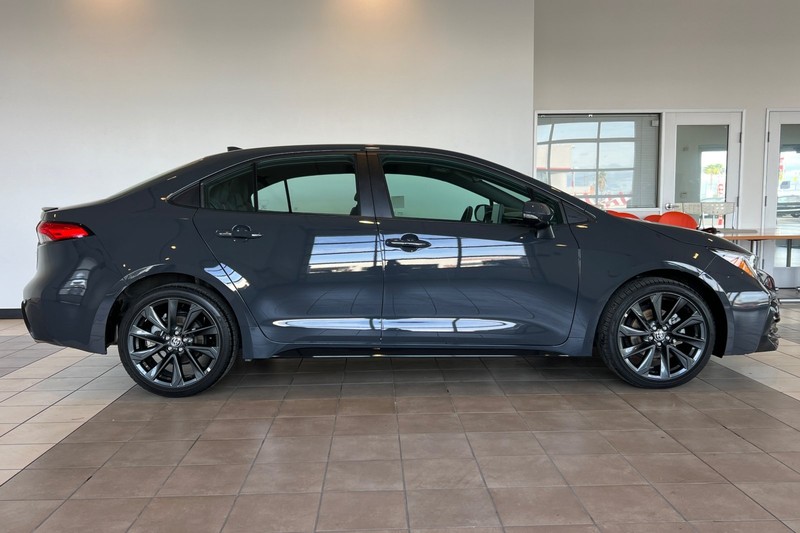 Toyota Corolla Vehicle Full-screen Gallery Image 03