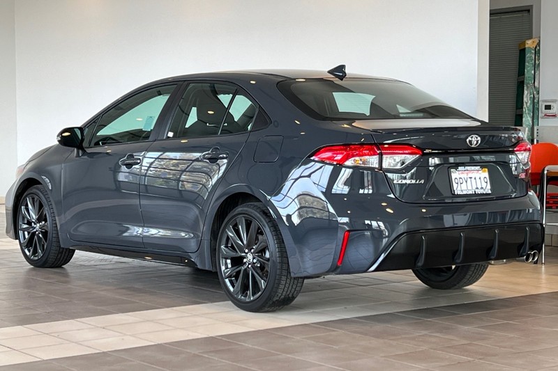 Toyota Corolla Vehicle Full-screen Gallery Image 06