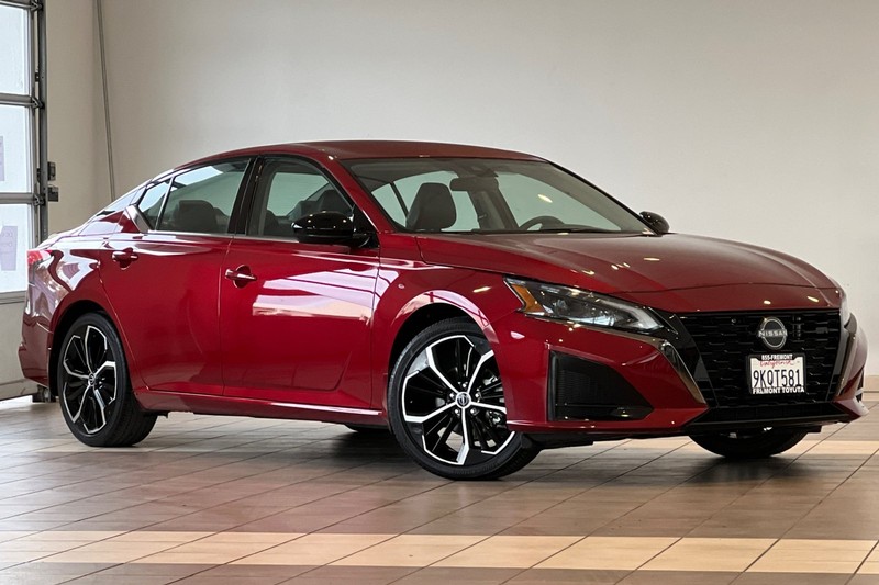 Nissan Altima Vehicle Full-screen Gallery Image 02