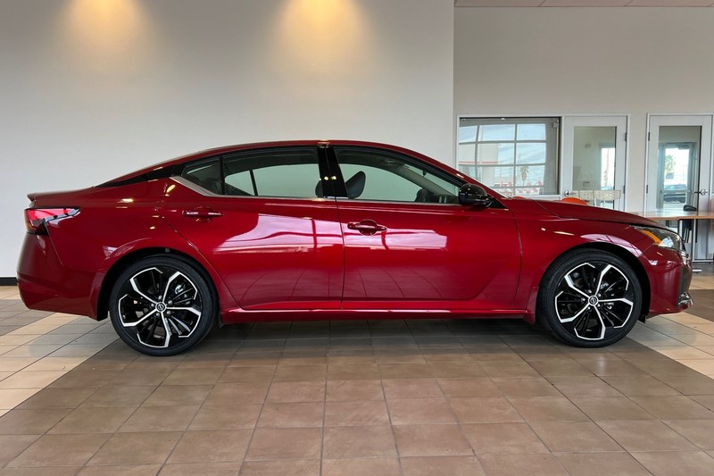 Nissan Altima Vehicle Full-screen Gallery Image 03