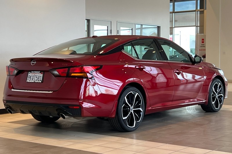 Nissan Altima Vehicle Full-screen Gallery Image 04