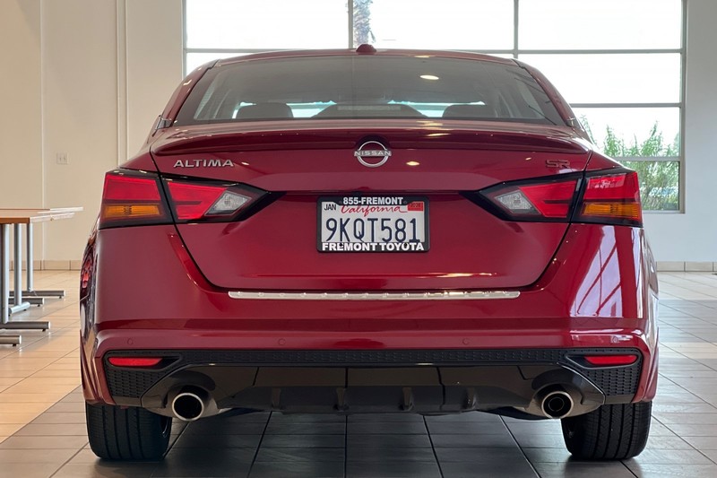 Nissan Altima Vehicle Full-screen Gallery Image 05