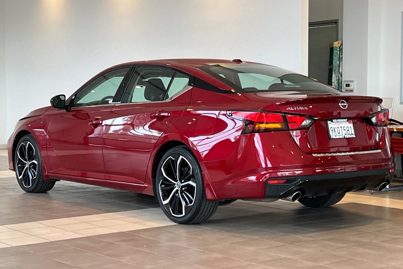 Nissan Altima Vehicle Full-screen Gallery Image 06