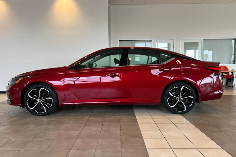 Nissan Altima Vehicle Full-screen Gallery Image 07