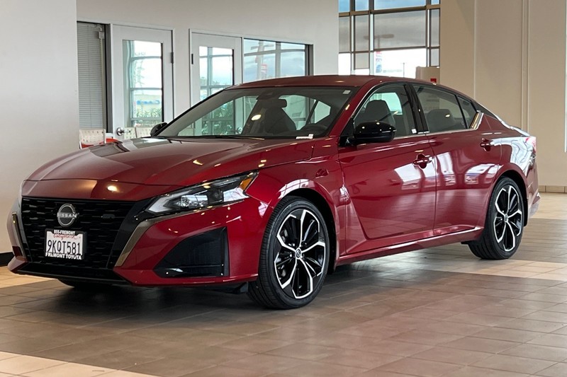 Nissan Altima Vehicle Full-screen Gallery Image 08