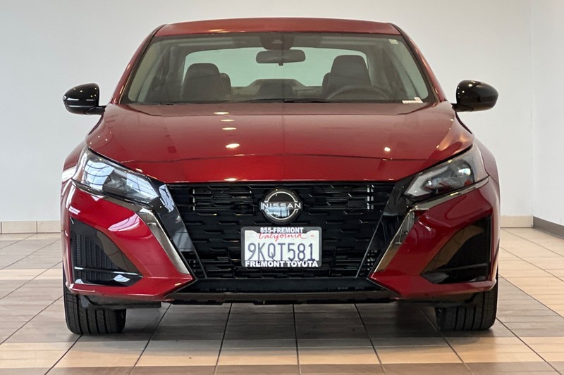 Nissan Altima Vehicle Full-screen Gallery Image 09