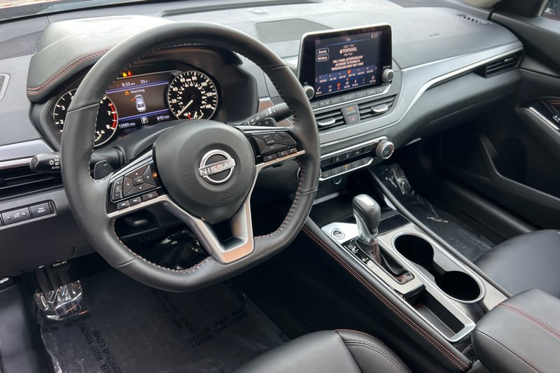 Nissan Altima Vehicle Full-screen Gallery Image 10