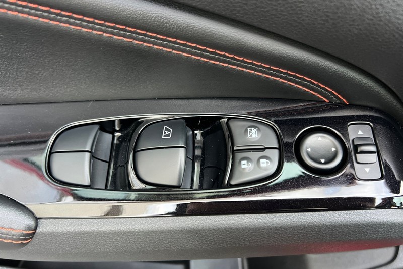 Nissan Altima Vehicle Full-screen Gallery Image 11