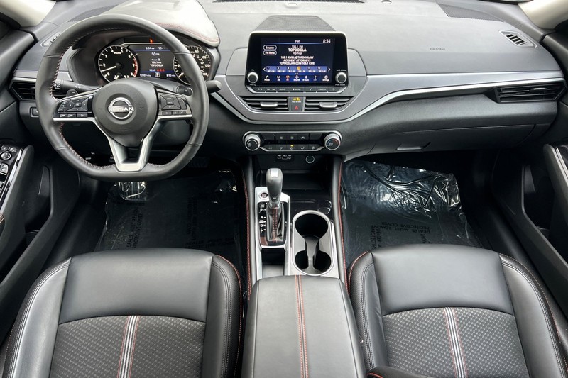 Nissan Altima Vehicle Full-screen Gallery Image 13