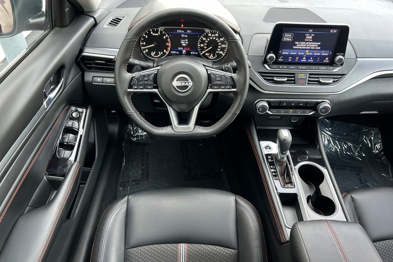 Nissan Altima Vehicle Full-screen Gallery Image 14