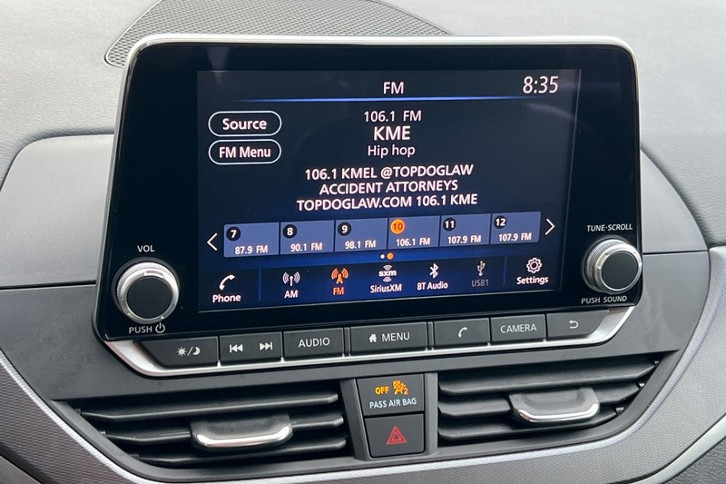 Nissan Altima Vehicle Full-screen Gallery Image 17