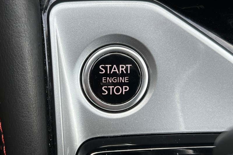 Nissan Altima Vehicle Full-screen Gallery Image 21