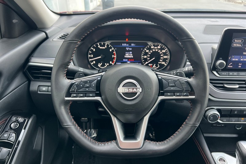 Nissan Altima Vehicle Full-screen Gallery Image 22