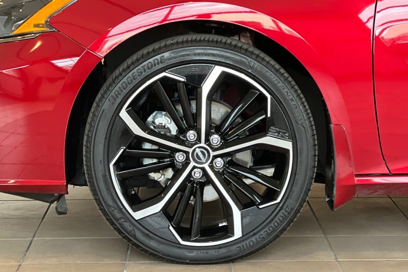 Nissan Altima Vehicle Full-screen Gallery Image 25