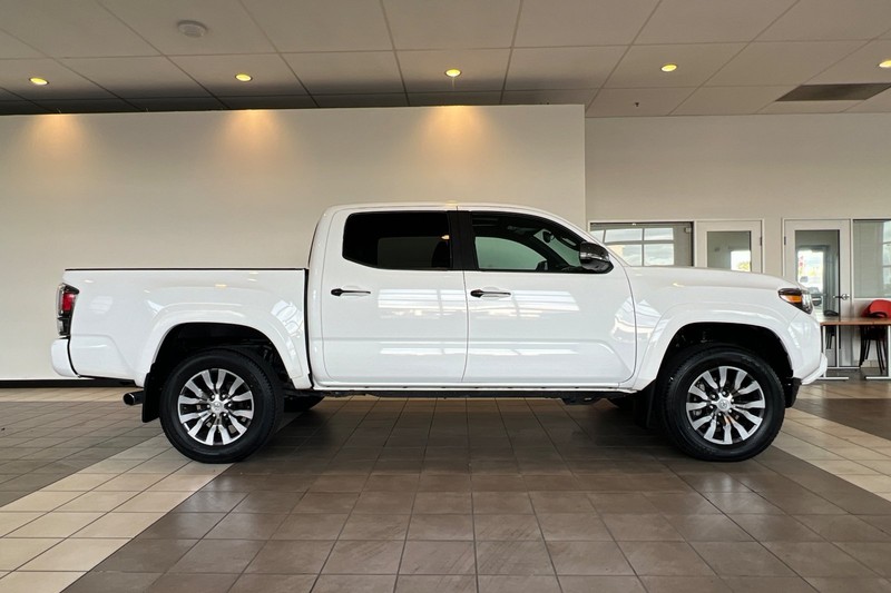 Toyota Tacoma 4WD Vehicle Full-screen Gallery Image 03