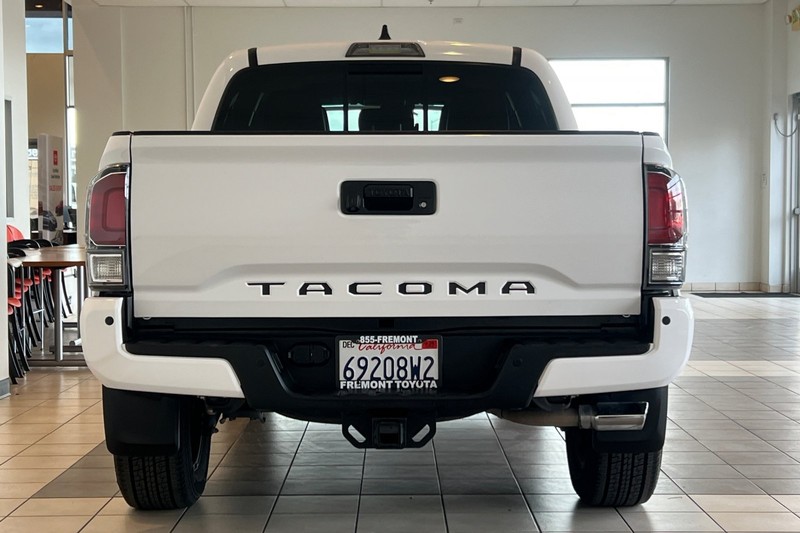 Toyota Tacoma 4WD Vehicle Full-screen Gallery Image 05